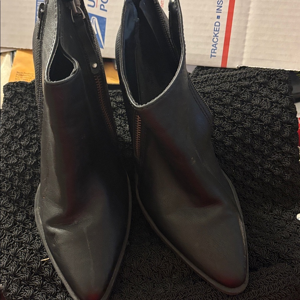Black Ankle Boots with Zipper and block heel 8